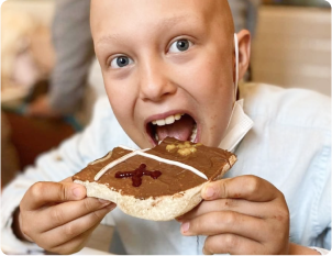 niño comiendo un bizcocho