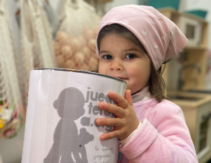 niña con una hucha de juegaterapia